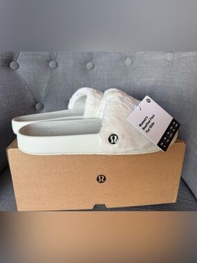 lululemon Restfeel Faux Fur Slide Women’s 9 Bone Sandals NWT